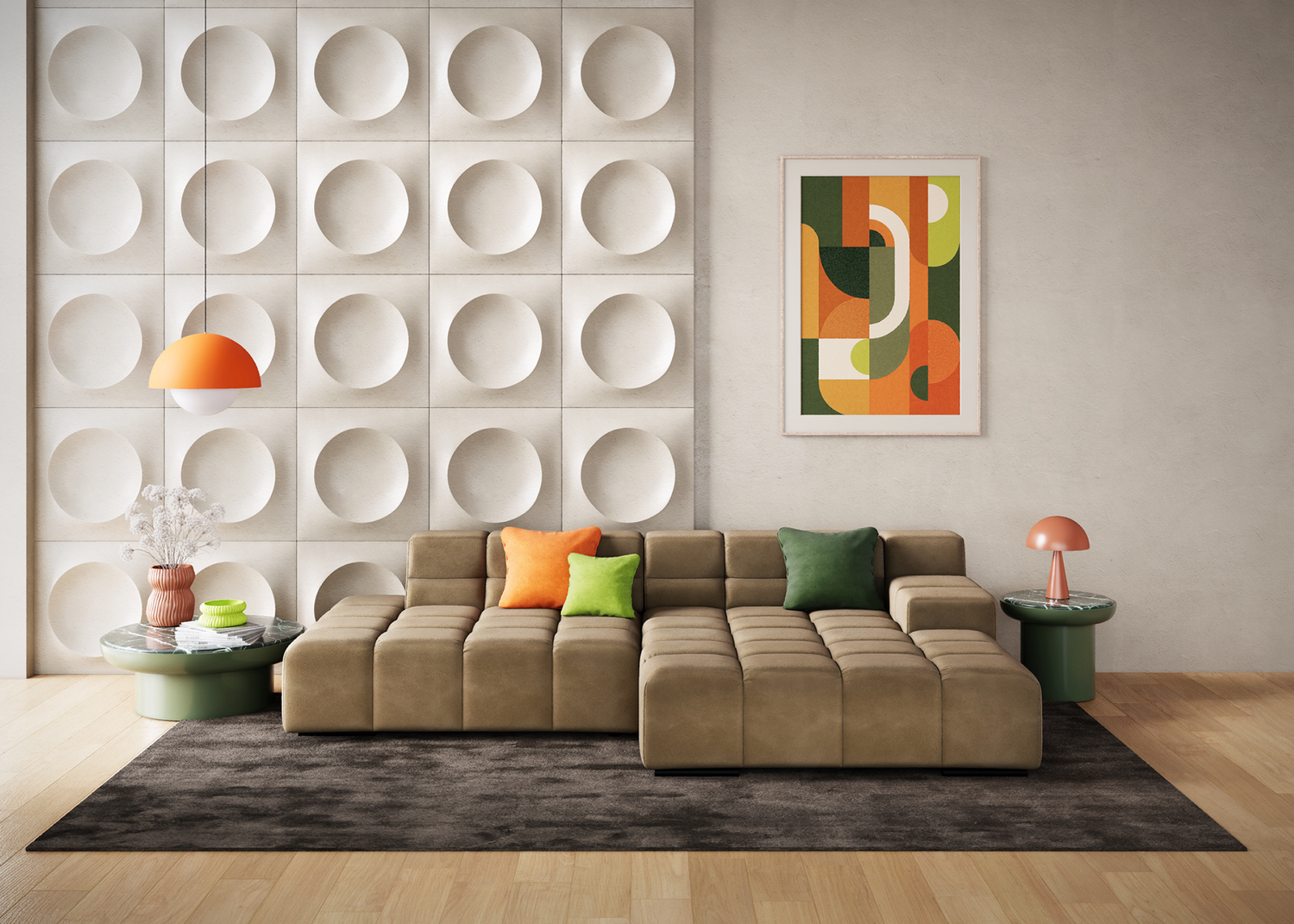 Modernes Wohnzimmer mit hellbraunem Sektionssofa, bunten Kissen, geometrischer Kunst und Retro-Dekor-Akzenten.