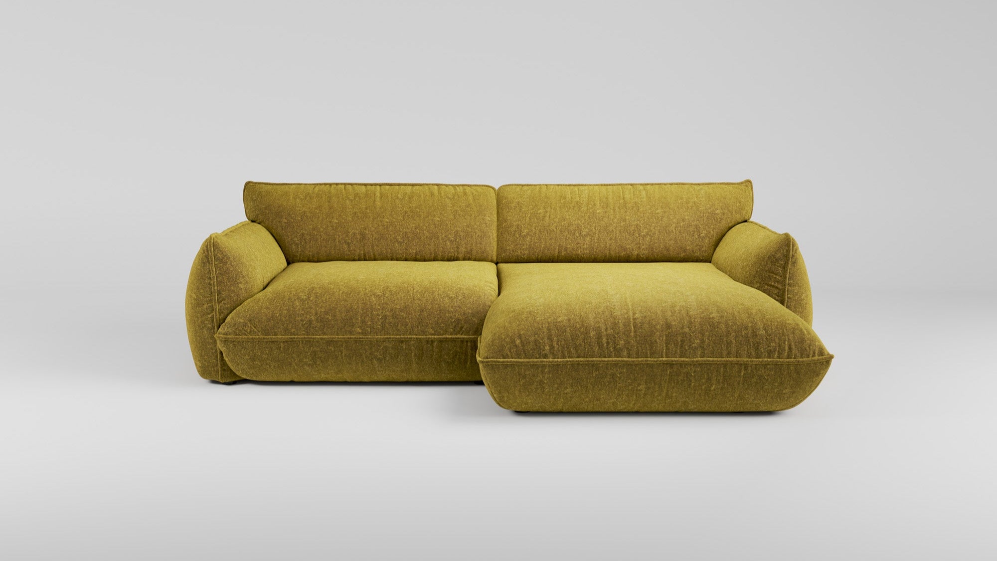 Ein modernes, olivgrünes Sektionssofa mit Plüschkissen auf einem schlichten weißen Hintergrund.