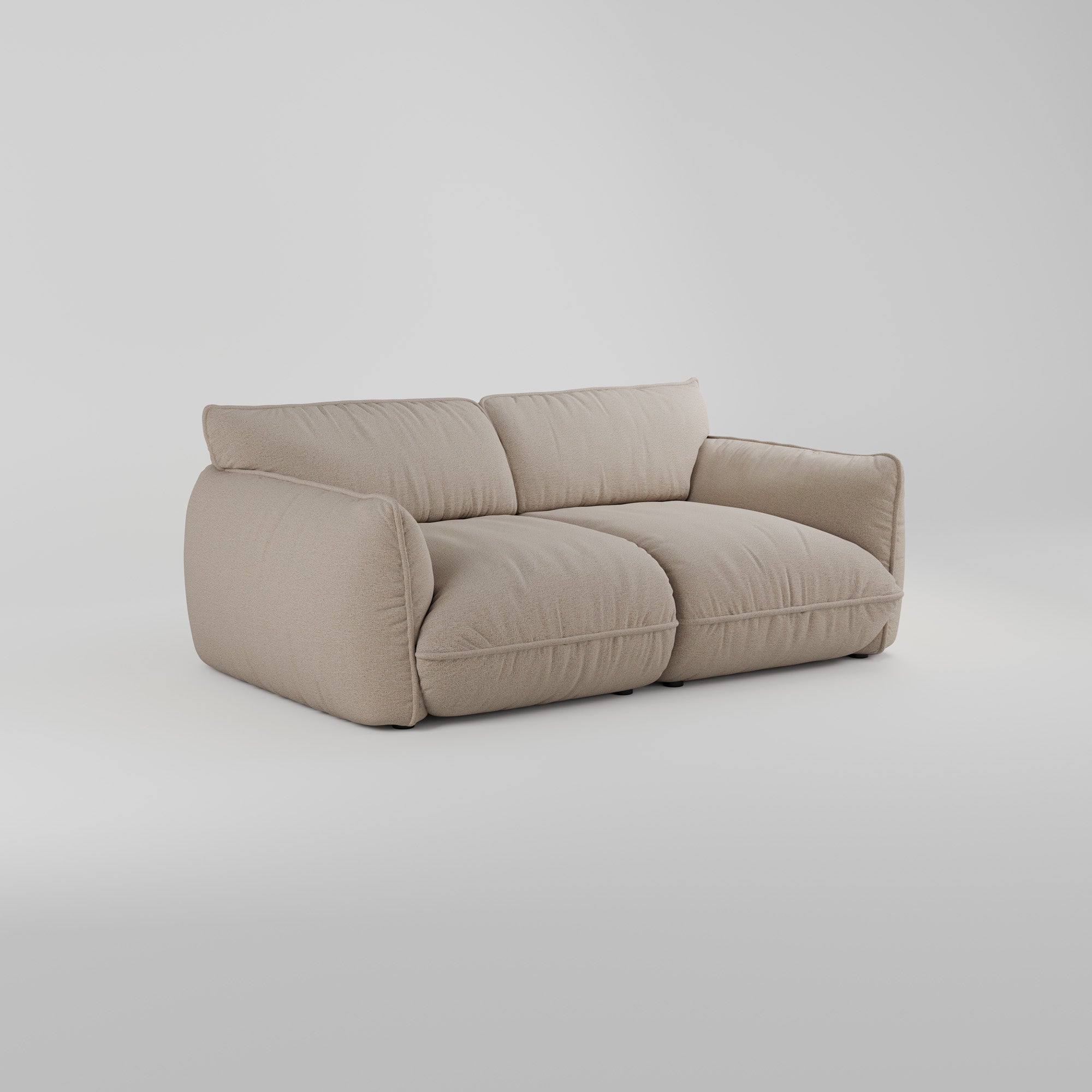 Das Morandi 2-Sitzer-Sofa zeichnet sich durch eine skulpturale Silhouette und weiche Kissen in frischem Weiß aus.