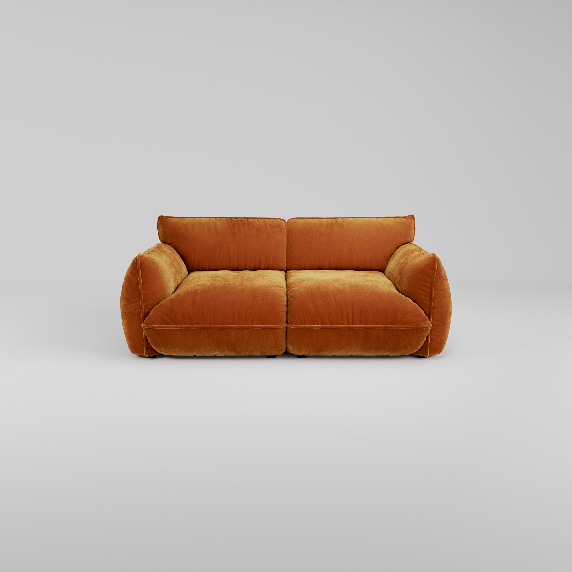 Das Morandi 2-Sitzer-Sofa aus orangefarbenem Samt zeichnet sich durch plüschige Kissen und eine skulpturale Silhouette aus.