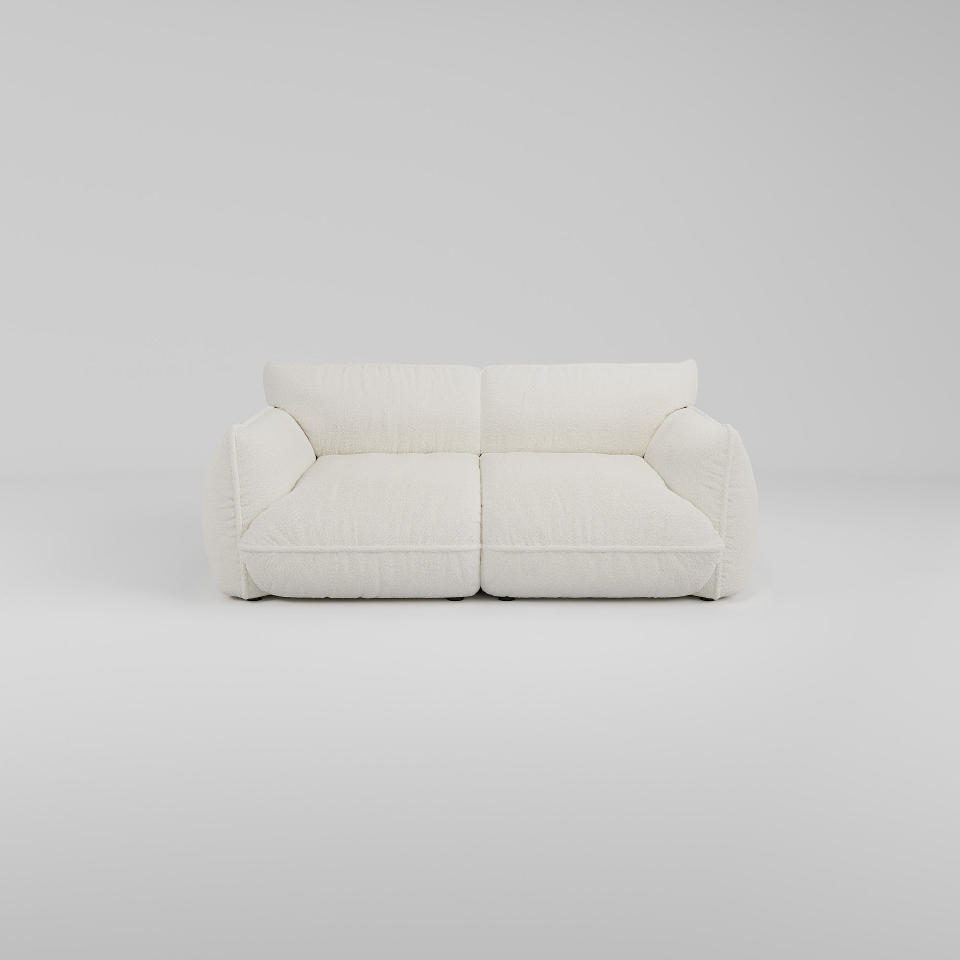Morandi 2-Sitzer Sofa von Morandi, mit Plüschkissen und einer skulpturalen Silhouette auf Weiß.