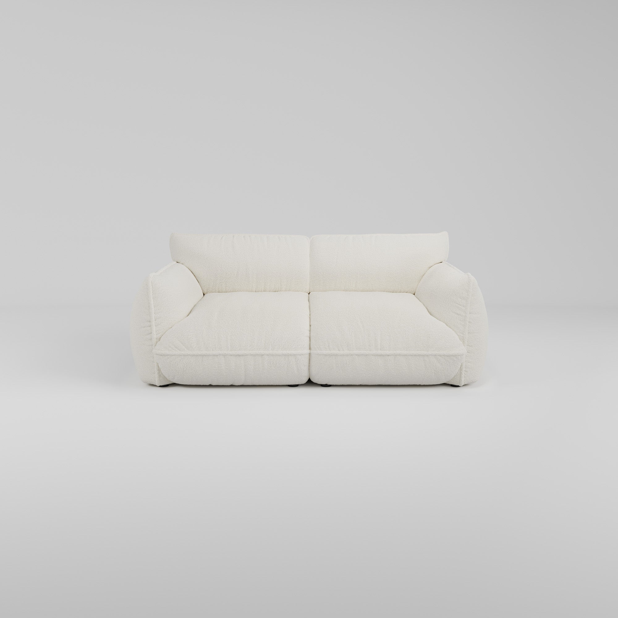 Morandi 2-Sitzer Sofa von Morandi, mit Plüschkissen und einer skulpturalen Silhouette auf Weiß.