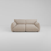 Das Morandi 2-Sitzer Sofa in Beige mit skulpturaler Silhouette auf weißem Hintergrund.