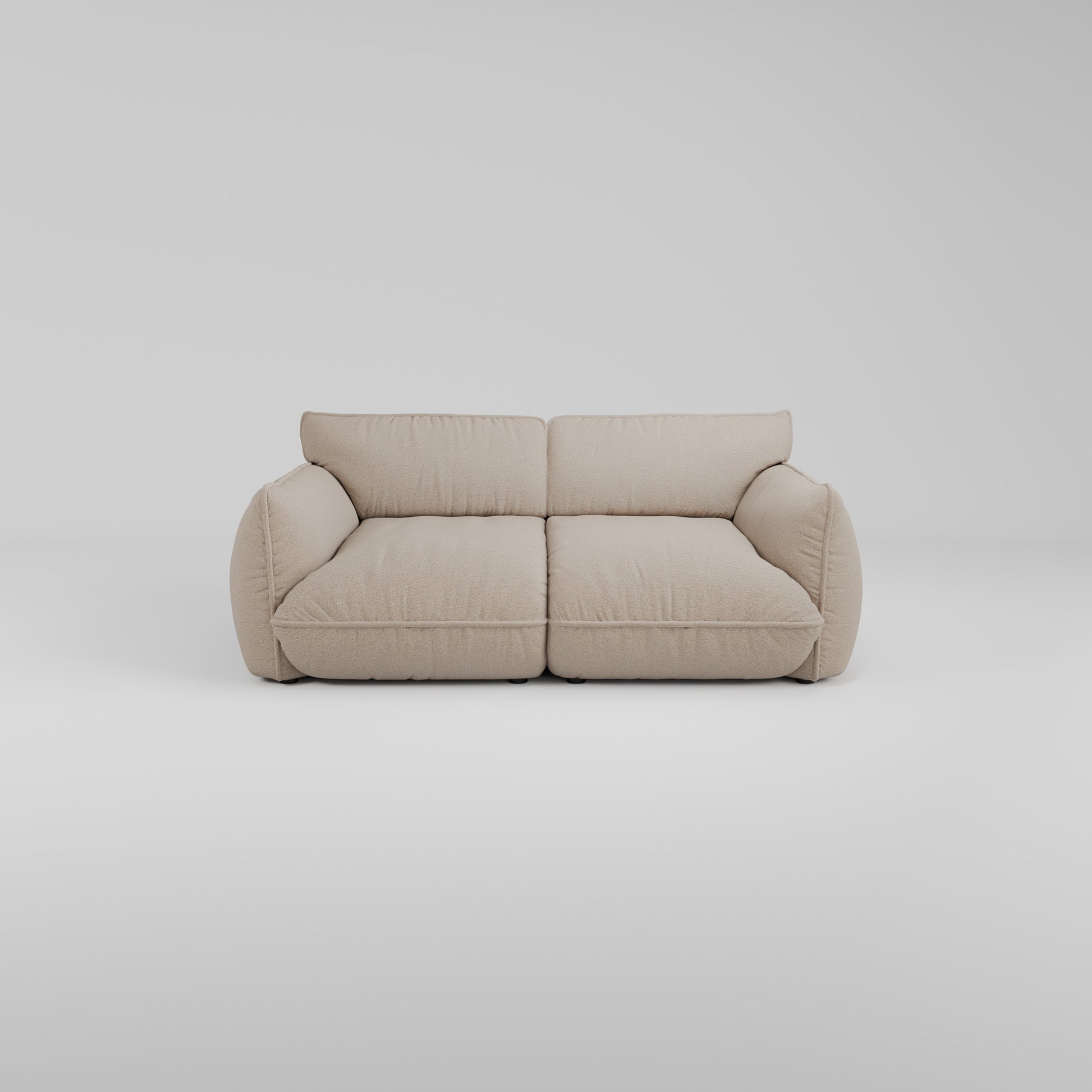 Das Morandi 2-Sitzer Sofa in Beige mit skulpturaler Silhouette auf weißem Hintergrund.
