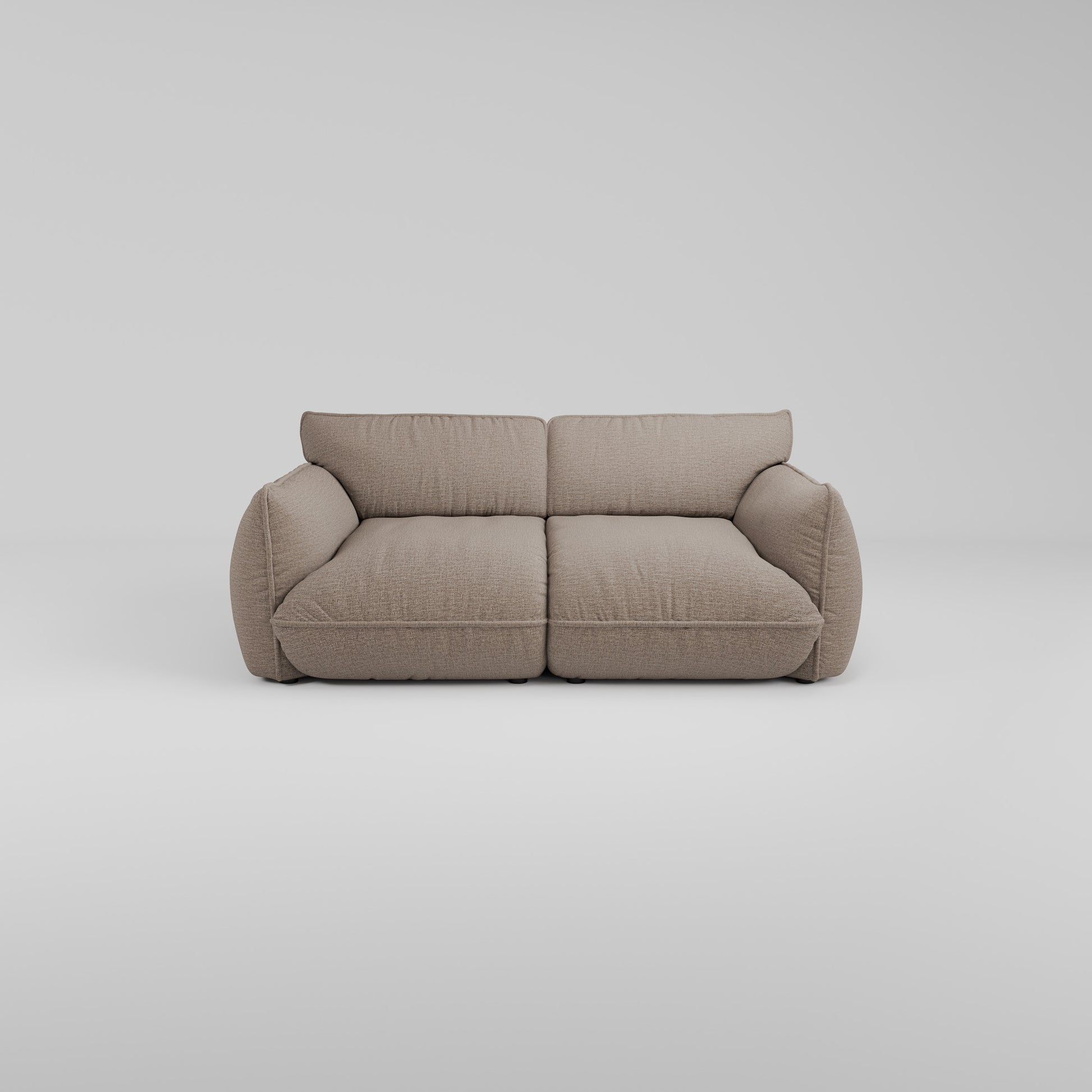 Beigefarbenes Morandi 2-Sitzer-Sofa mit skulpturaler Silhouette und plüschigen Sitzen auf einem schlichten weißen Hintergrund.