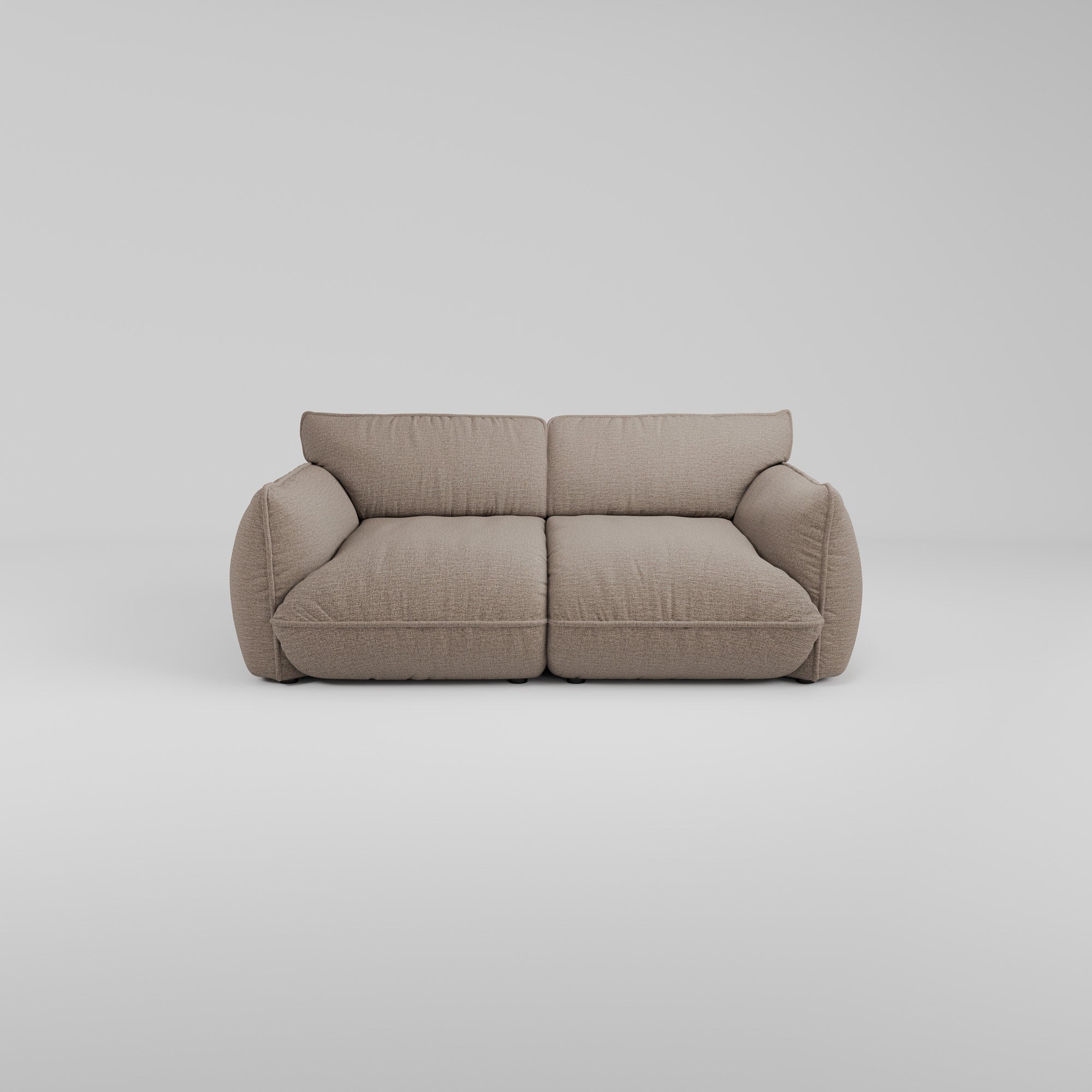 Beigefarbenes Morandi 2-Sitzer-Sofa mit skulpturaler Silhouette und plüschigen Sitzen auf einem schlichten weißen Hintergrund.