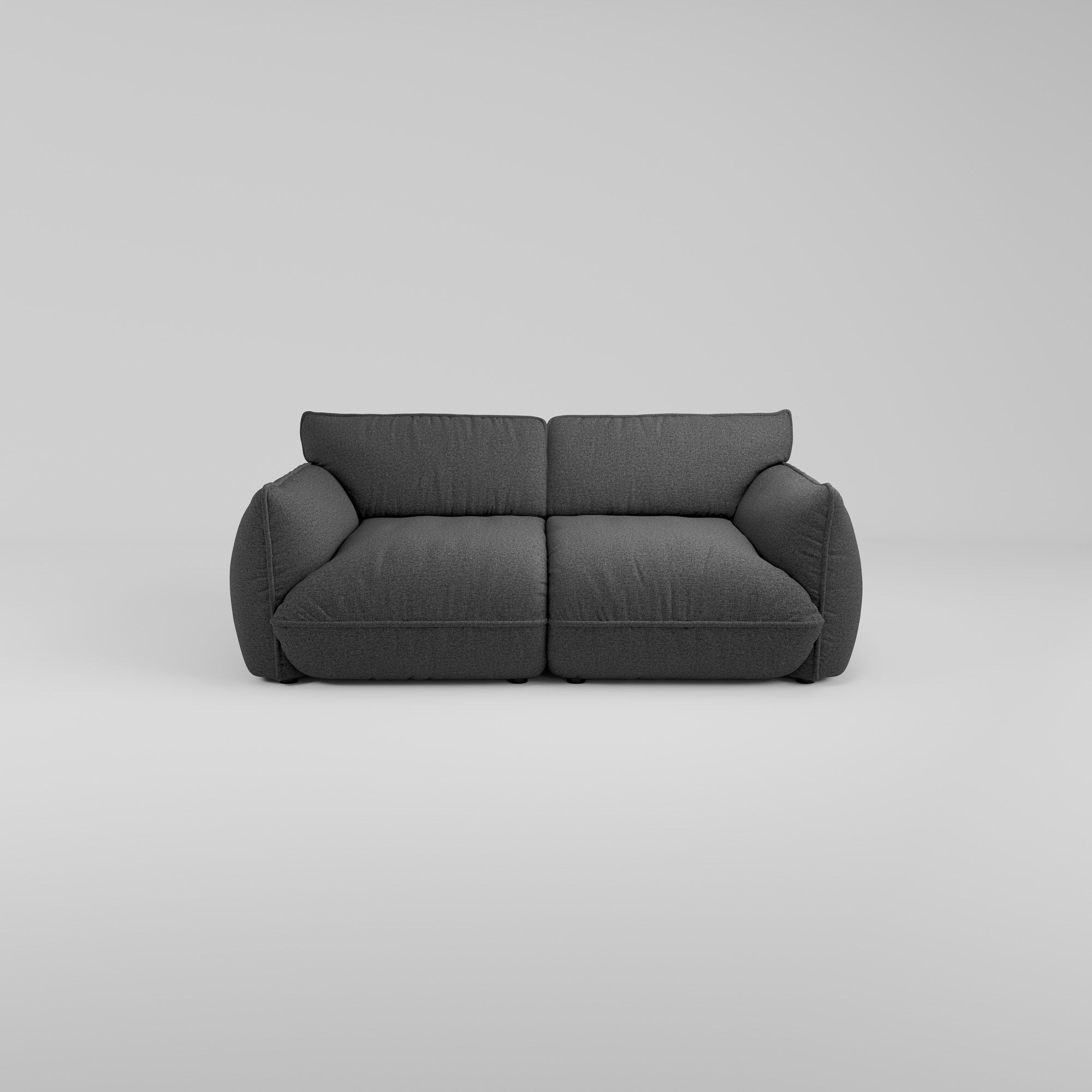 Morandi 2-Sitzer Sofa in Dunkelgrau, mit weichen Polstern und skulpturaler Silhouette vor Hellgrau.