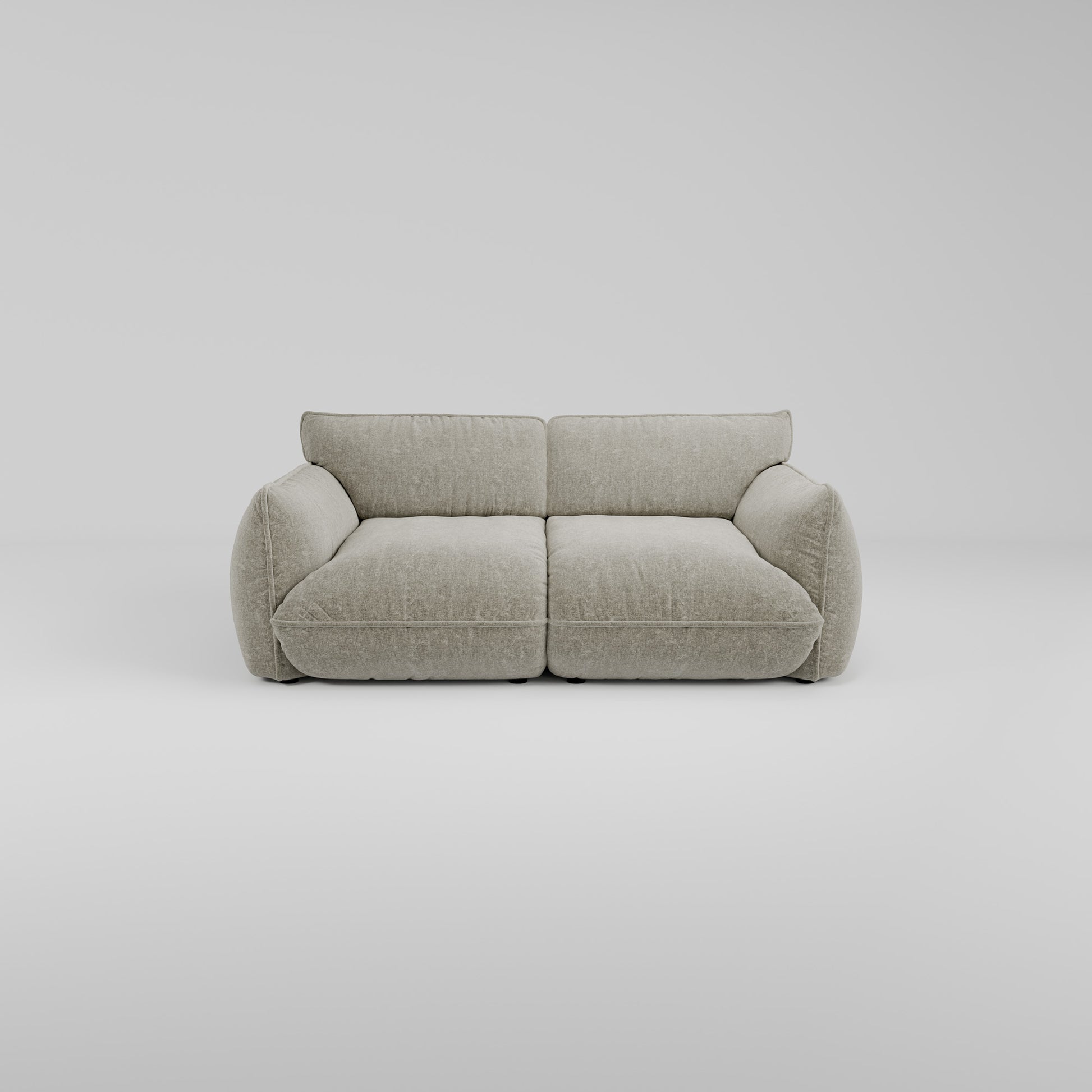 Das Morandi 2-Sitzer Sofa hat eine skulpturale Silhouette und breite Armlehnen in Hellgrau auf Weiß.