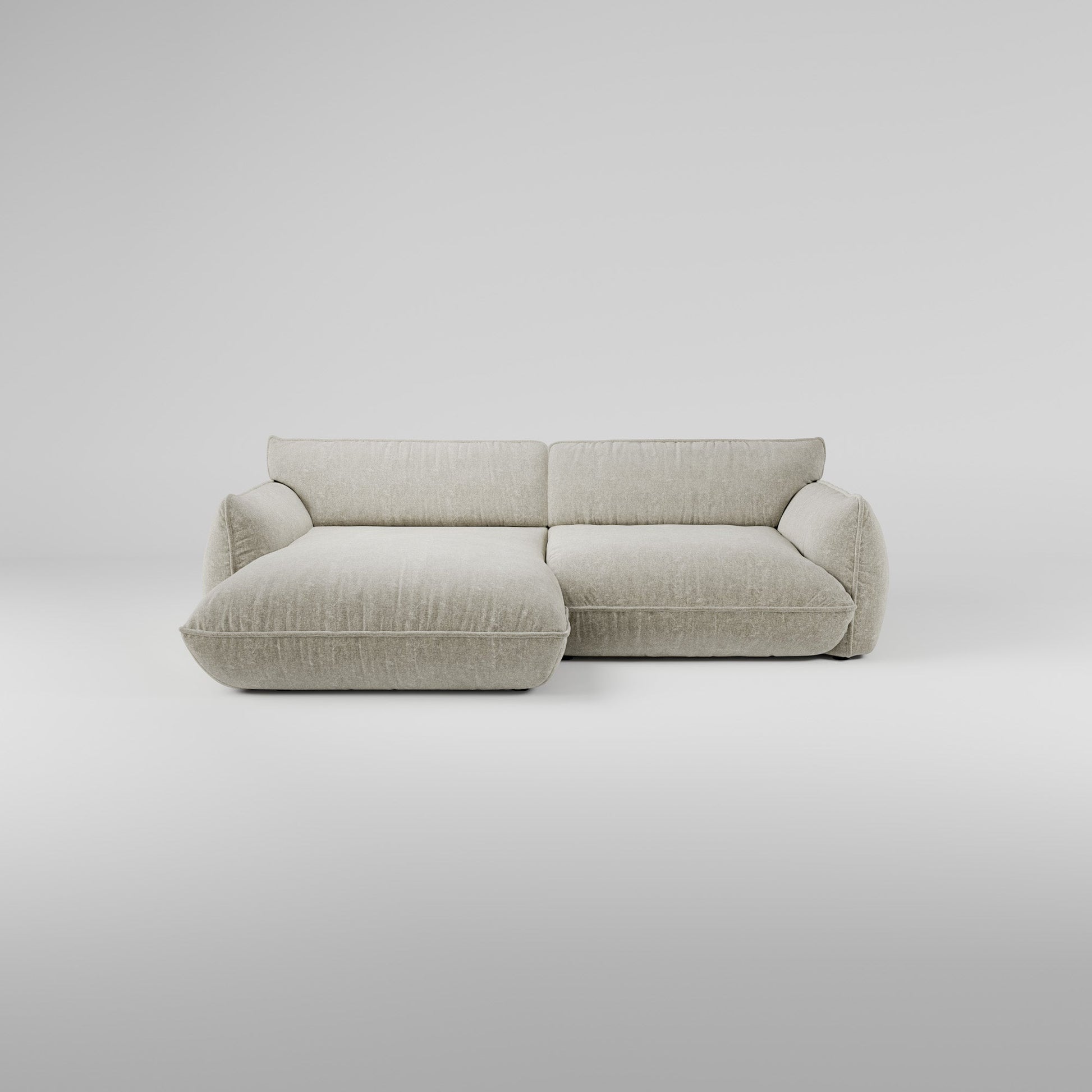 Hellgraues Morandi 3-Sitzer Ecksofa (Links) mit Chaiselongue, vor weißem Hintergrund.