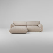 Das Morandi 3-Sitzer Ecksofa (Links) zeichnet sich durch breite Kissen, skulpturale Formen und weichen Stoff aus.