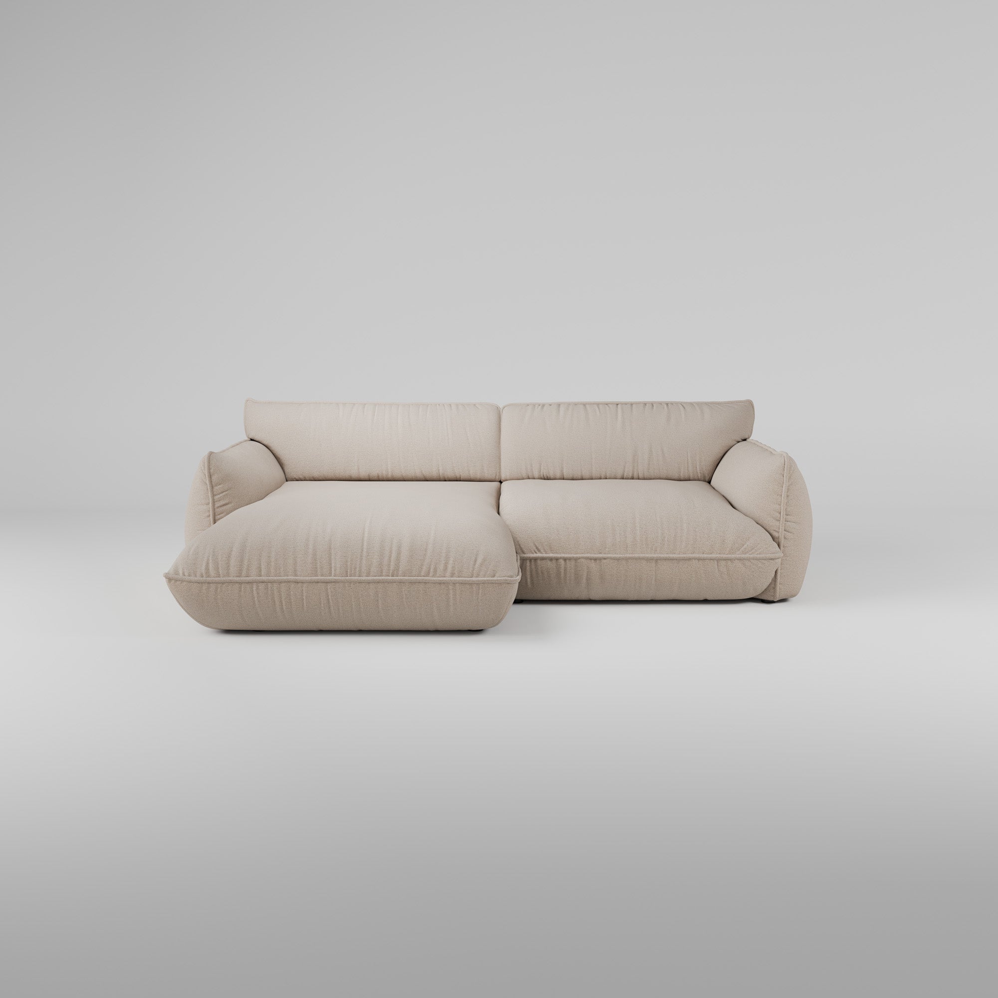 Das Morandi 3-Sitzer Ecksofa (Links) zeichnet sich durch breite Kissen, skulpturale Formen und weichen Stoff aus.