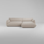 Morandi XL Ecksofa (Rechts) L-förmige Sitzgruppe mit Plüschkissen auf einem schlichten weißen Hintergrund.
