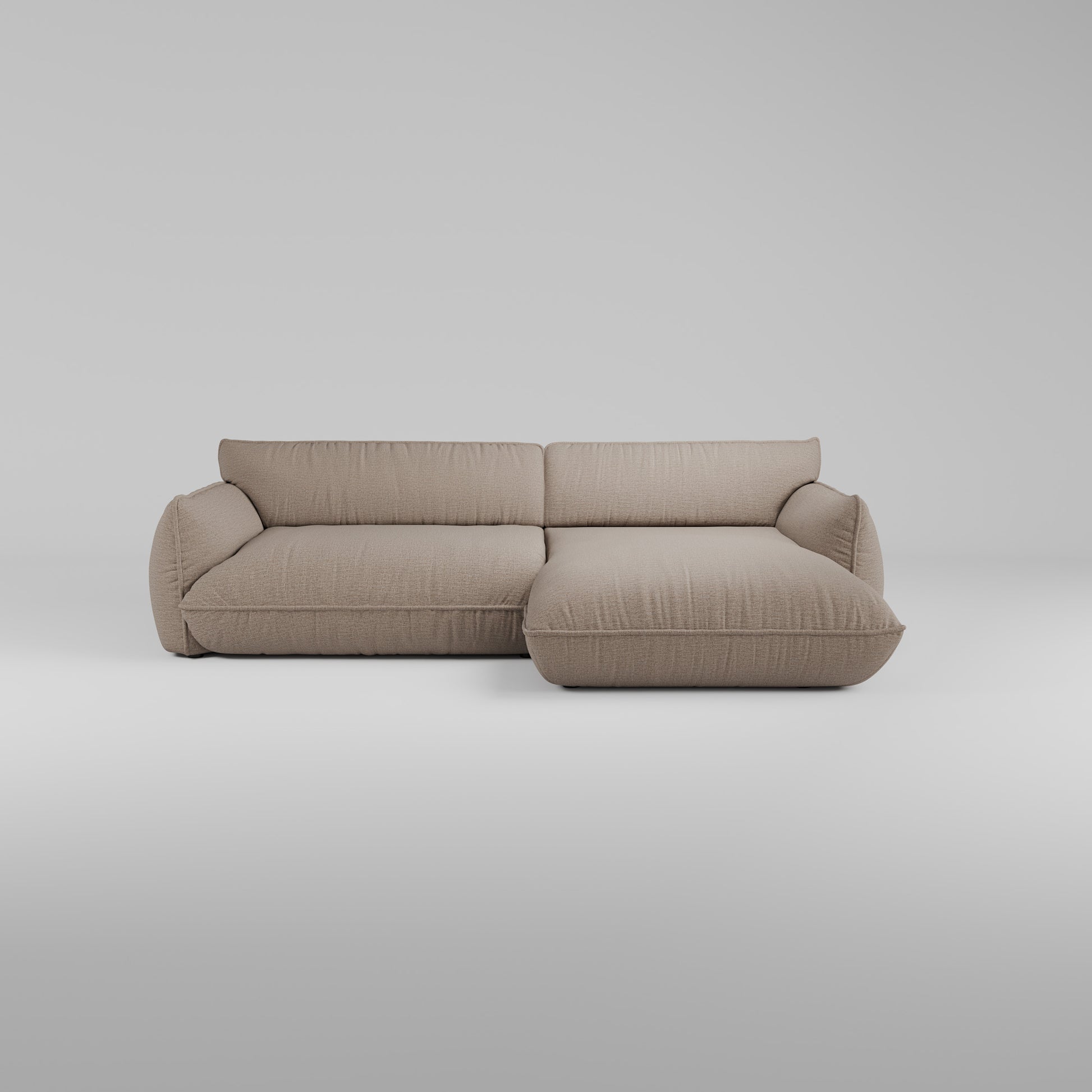 Das Morandi XL Ecksofa (Rechts) ist mit Plüschkissen und verstellbaren Rückenlehnen auf einem weißen Hintergrund ausgestattet.