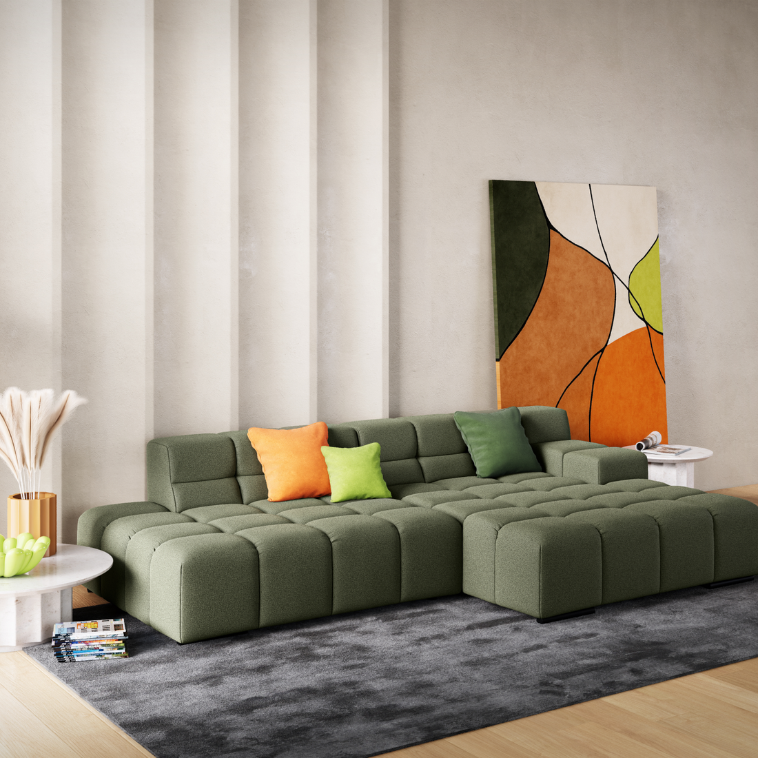 Modernes Wohnzimmer mit einem grünen Sektionssofa, bunten Kissen, abstrakter Kunst und einem grauen Teppich.