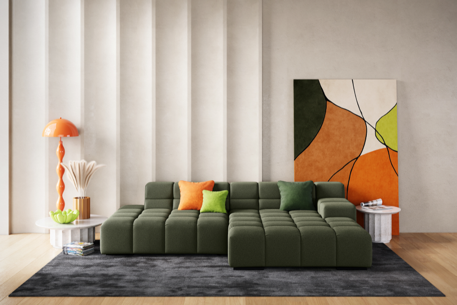 Modernes Wohnzimmer mit einem grünen Sektionssofa, bunten Kissen und abstrakter Kunst an der Wand.