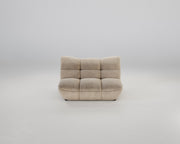 Das Pomodoro 2-Sitzer-Sofa in Beige steht in der Mitte eines schlichten weißen Studios, mit getufteter Rückenlehne.