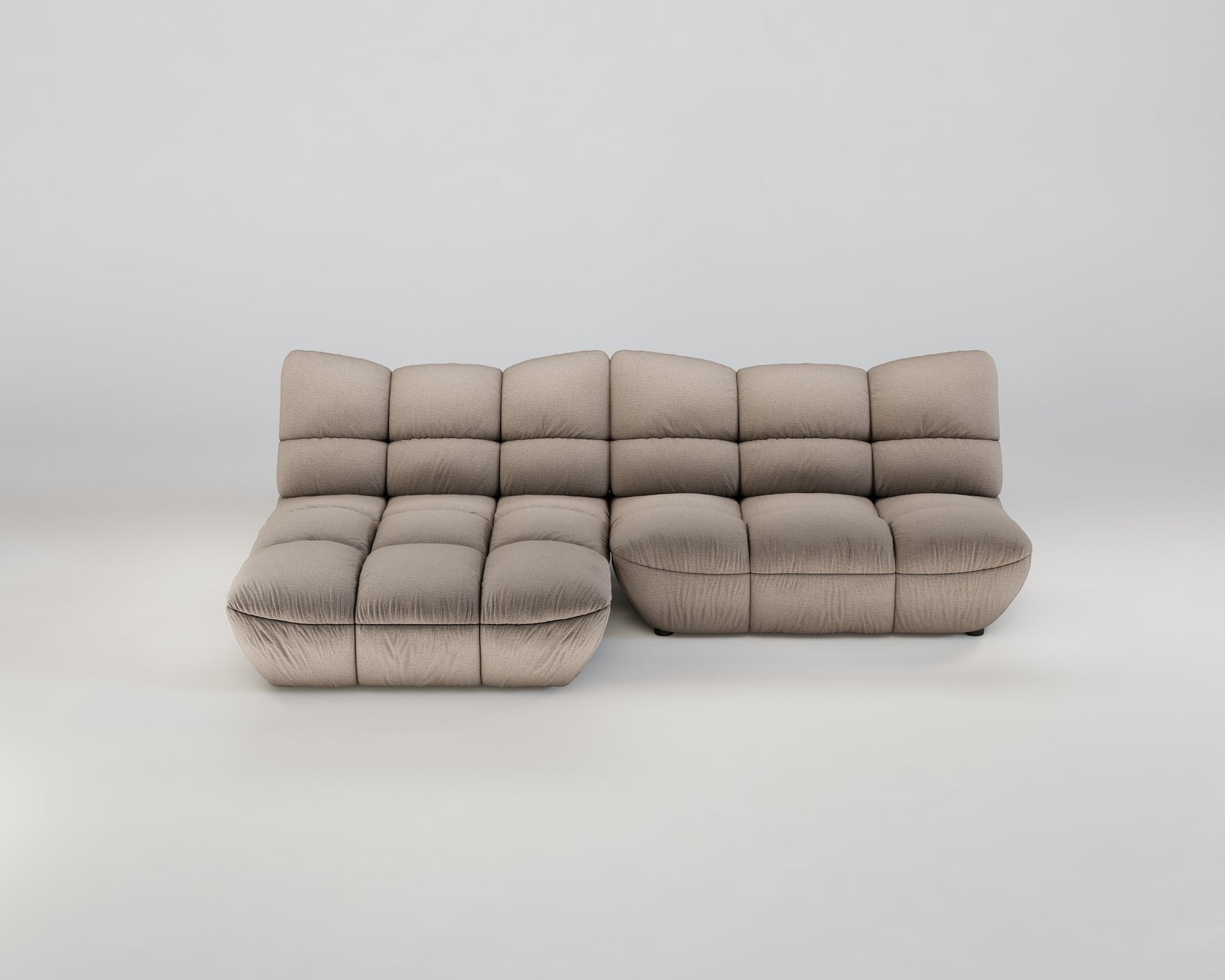 Pomodoro XL Ecksofa (Links) von Pomodoro, beige mit tiefer Sitzfläche, niedriges Profil auf weißem Hintergrund.