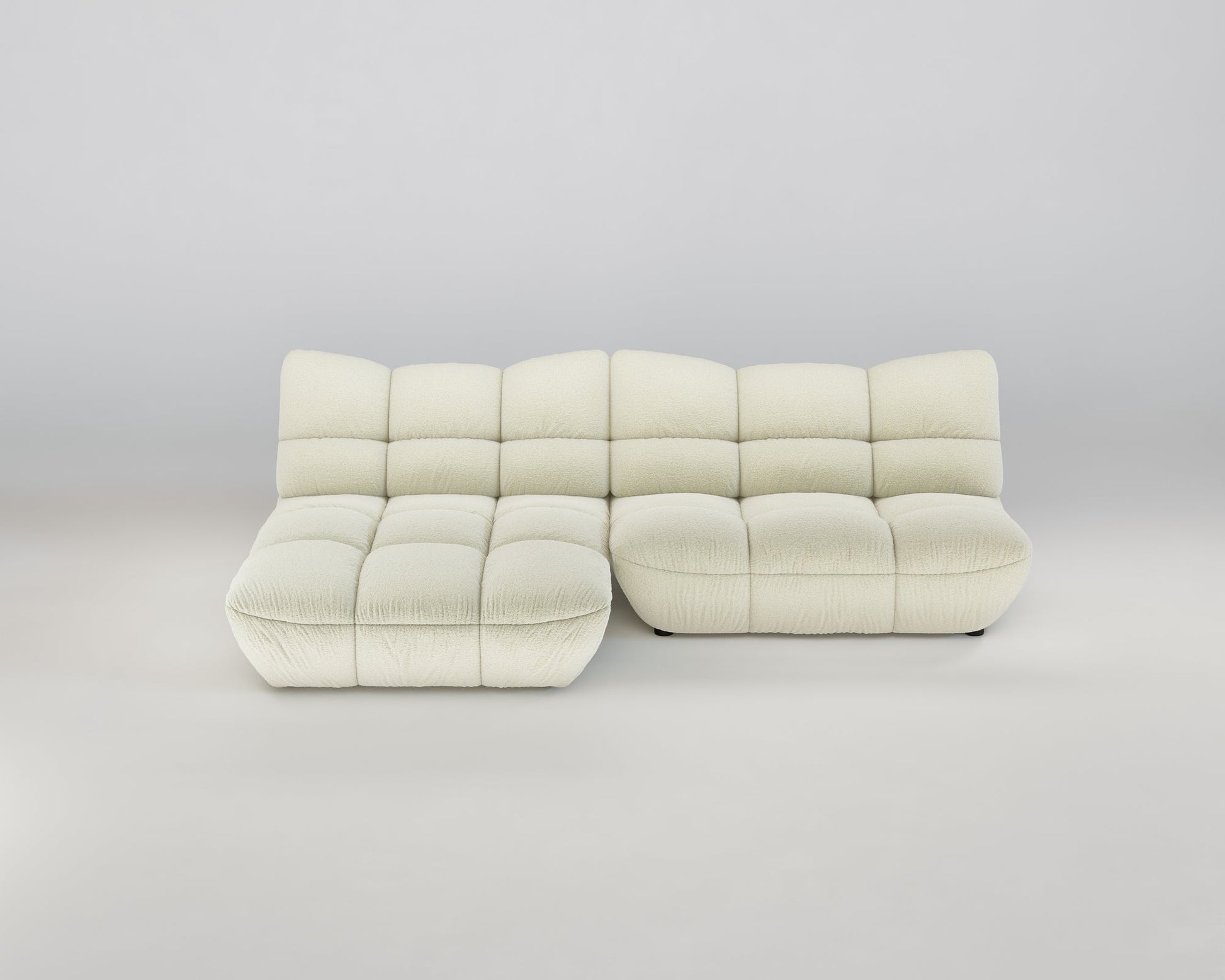 Cremefarbenes Pomodoro XL Ecksofa (Links) mit getufteten Kissen und tiefer Sitzfläche auf hellem Grund.