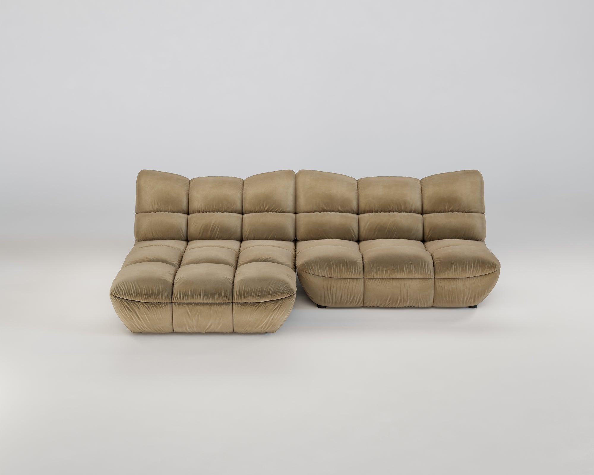 Pomodoro XL Ecksofa (Links) von Pomodoro: hellbraune, plüschige, tiefe Sitzfläche & getuftete Kissen auf hellem Hintergrund.