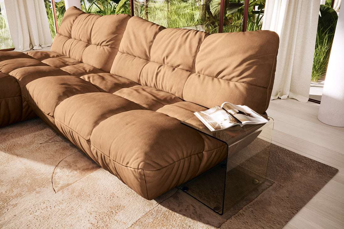 Ein Bild eines gemütlichen, modernen Sofas in einer hellbraunen, rustikalen Farbe.